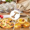 Drewniany wałek do ciasta i wałek do pizzy, kruszone orzechy, krakersy, ciasteczka do pieczenia i gotowania w kuchni