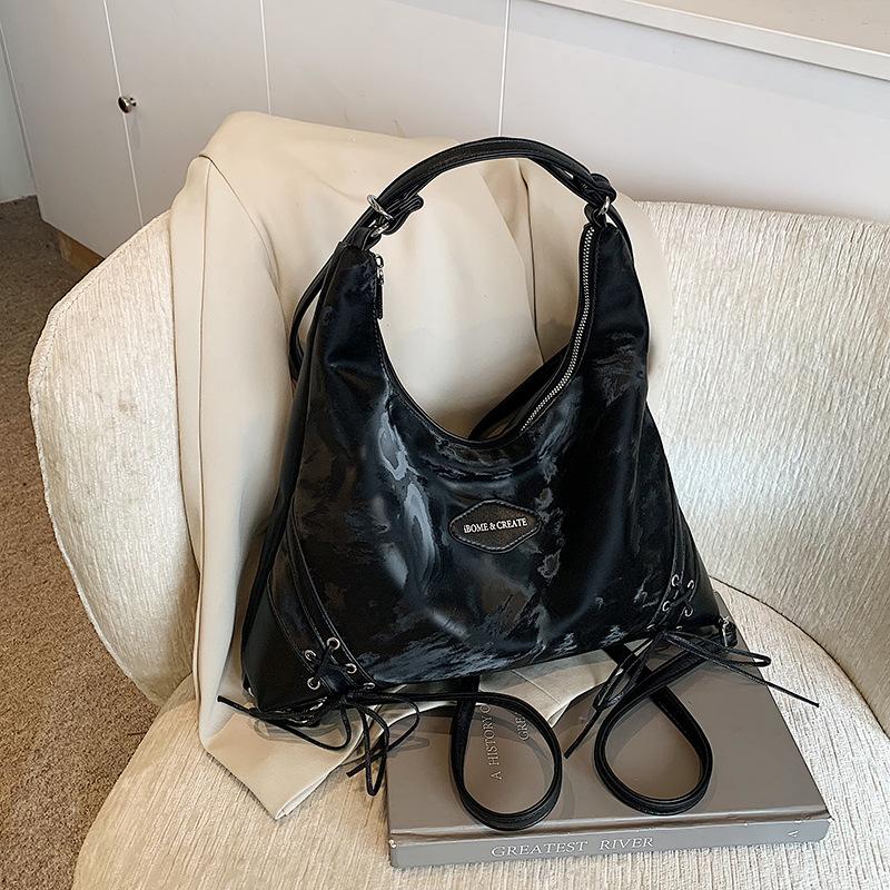 

Large-capacity commuter tote bag women s new autumn and winter versatile retro shoulder messenger bag backpack чёрный