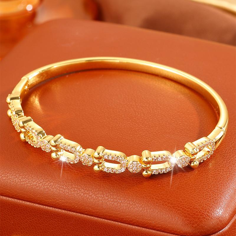 Women's hot-selling bracelets, copper-plated fashionable and simple bracelets, zircon inlaid temperament women's bracelets, popular bracelets.