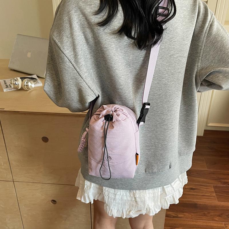 Niche design casual simple texture fashion trend bucket bag 2025 summer personalized women's shoulder messenger bag