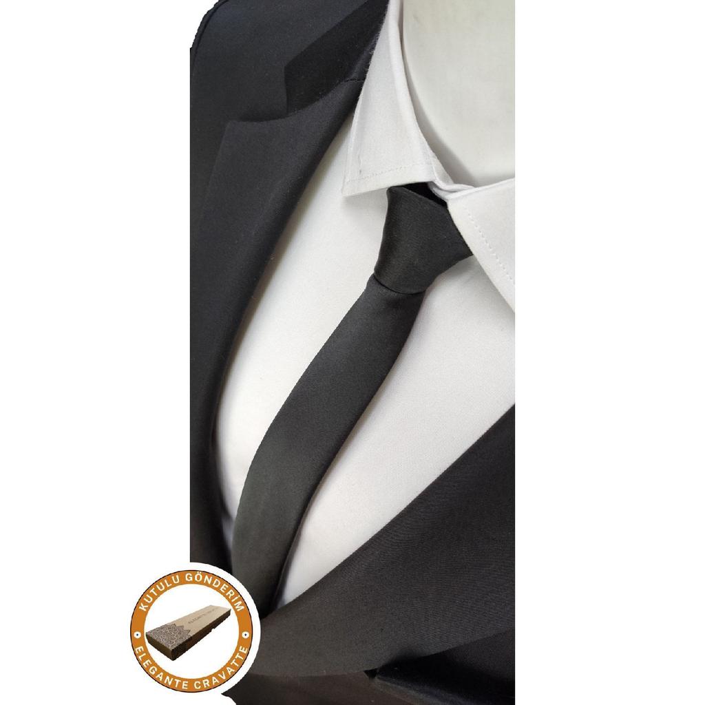 Czarny, wyjątkowo cienki, matowy krawat i kieszonkowa chusteczka