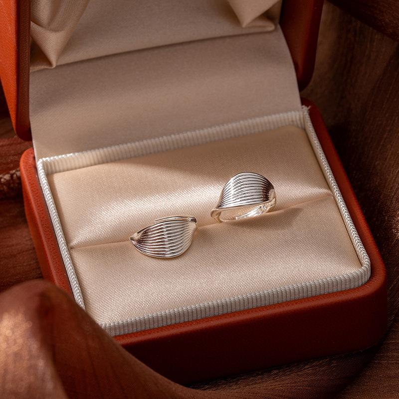 Gebürstete verdrehte Ohrstecker, Nischen-Design, Vielseitige Ohrringe, Hochwertige Ohrringe, Kleine und schlichte Ohrringe.