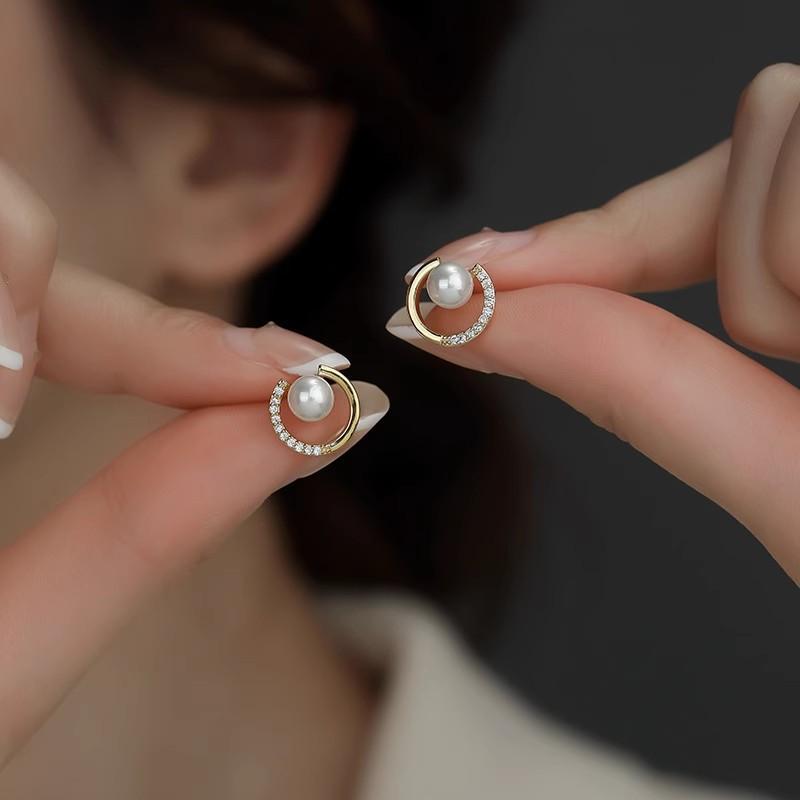 New Trendy Liu Yifei Same Pearl Stud Earrings Women's Simple Exquisite Small Geometric Circle Earrings High-end Earrings