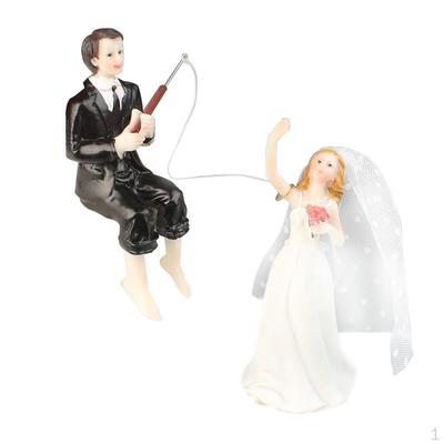 Grappige hars bruidegom neemt de bruid figuur taartstandaard topper