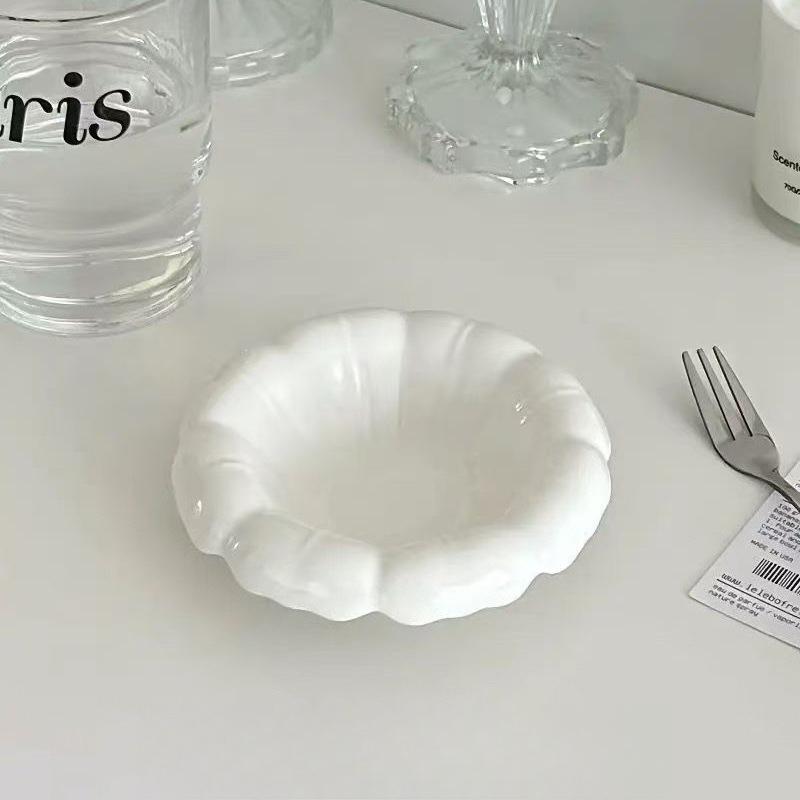 

Nordic Flavor Ceramic Small Dish, Cute Small Dish with Heart shaped Flowers for Home Use Snack Dip Seasoning Small Dish