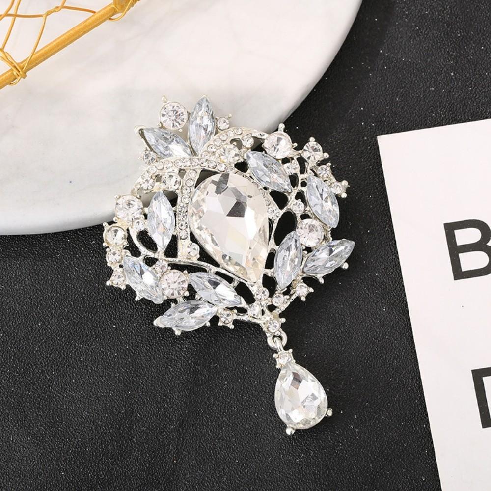 

New Versatile Crystal Brooch Metal Gold Silver Lapel Decorative Pin Water Drop Shape High-end Brooch Women s Fashion серебряный