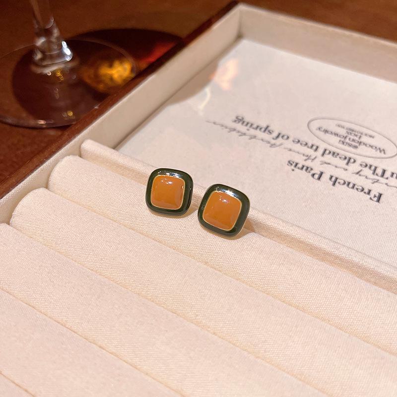 

Ретро Геометрические Контрастные Цветные Квадратные Серьги для Женщин - Легкая Роскошь Высокого Класса Гонконгский Стиль A1971 коричневый
