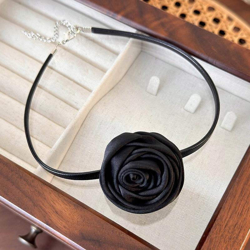 White Women' CHOKER On a Strap NECKLACE Flower ROSE On the Neck Elegant