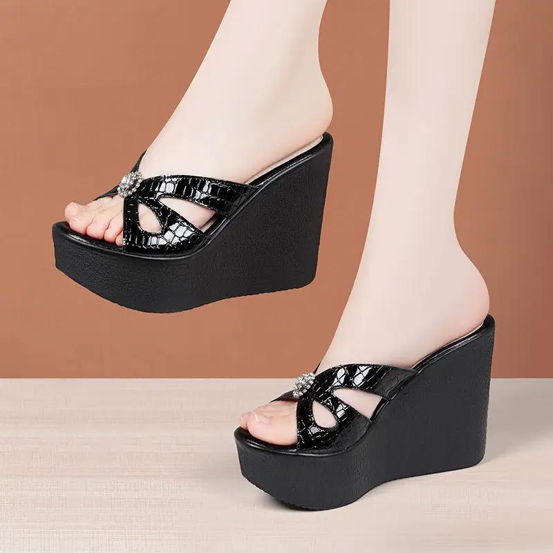 

8см 11см Маленький размер 33-43 Стразы Лакированная кожа Шлепанцы 2025 Лето Высокий каблук Платформа Танкетка Обувь для офиса Модель Мама 43