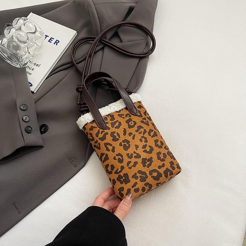 Autumn and Winter New Niche Design Matte Retro Handbag Bag Women's Premium Texture Leopard Print Single Shoulder Crossbody Mobile Phone Bag
