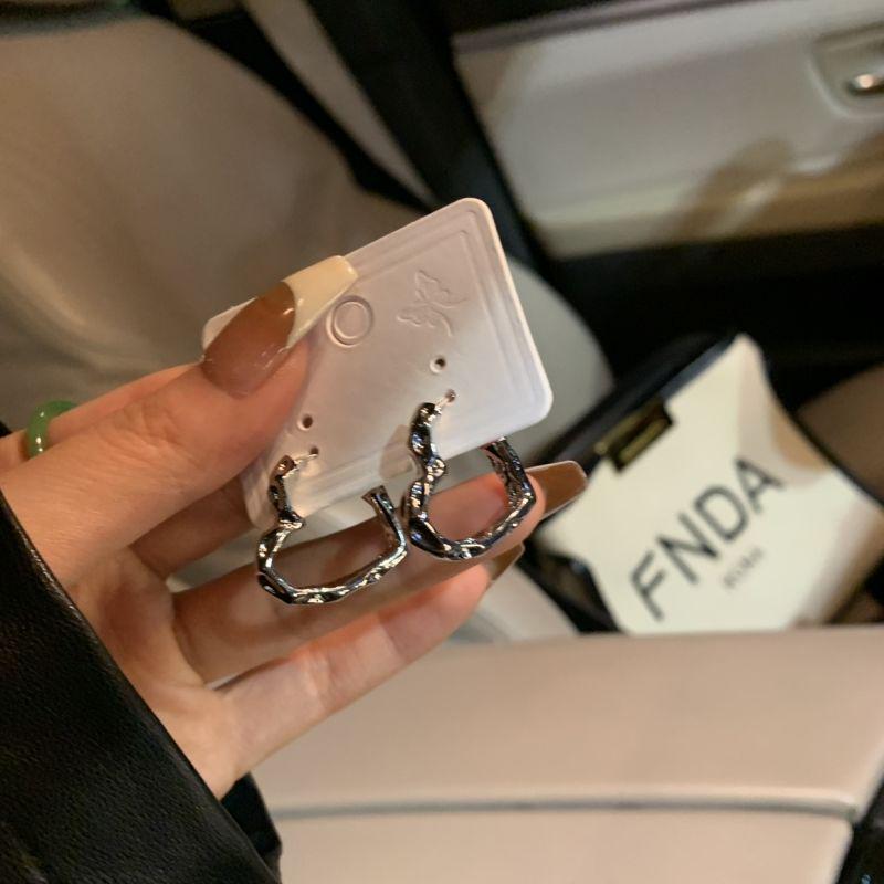 Highly Recommended: Chic Heart Earrings – Trendy, Versatile, Lightweight Luxury Design for Women.