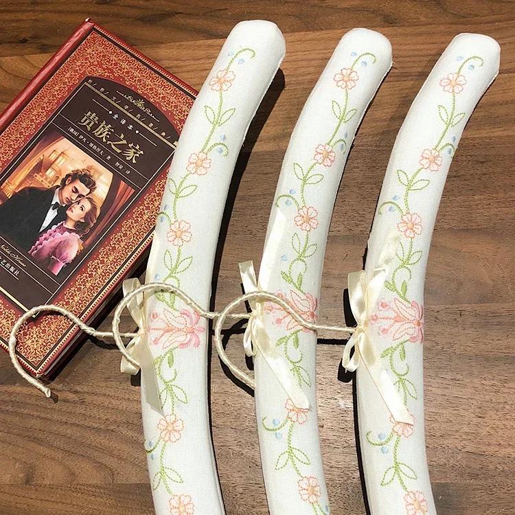 

Вешалка для одежды в пасторальном стиле, высококачественная цветочная вышивка, однотонная губка, простая, современная, ретро, китайская, для взрослых, для домашнего хранения 3pcs