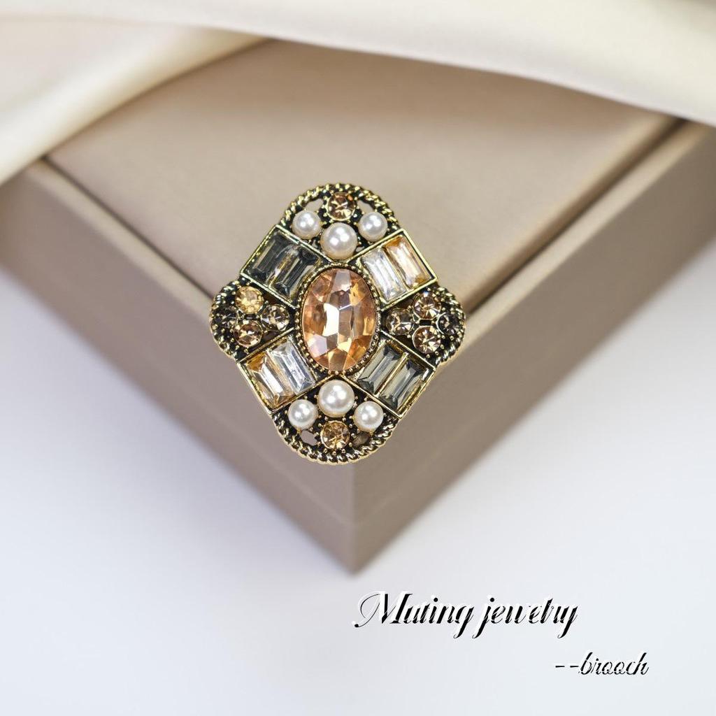 Retro Baroque Brooch: Elegant Luxury Court Style Pin for Suits and Overcoats