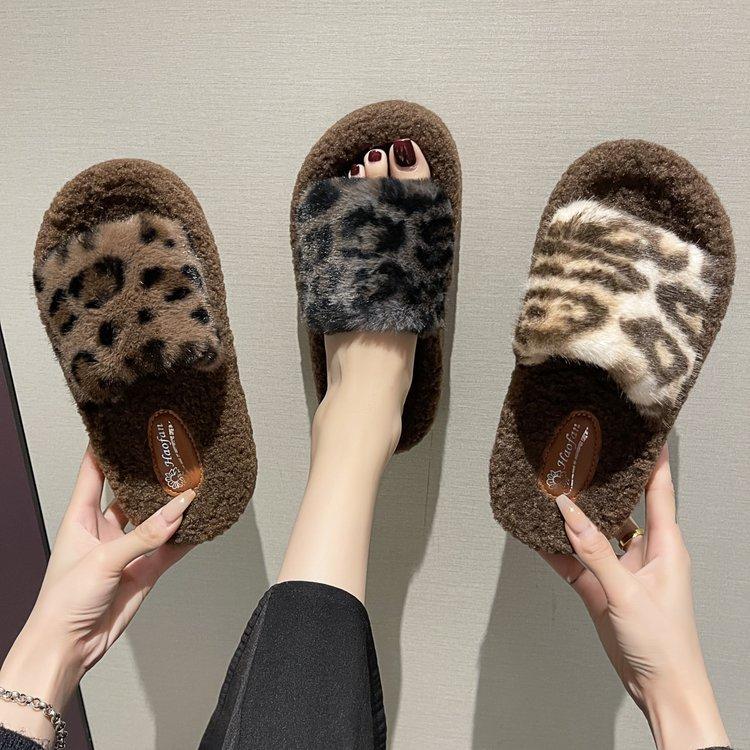 Autumn and winter leopard print fluffy slippers women, European and American fashion outer wear fluffy slippers thick-soled home non-slip plush slippe