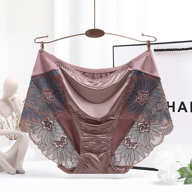 Mid-Rise Lace Hip-Lifting Panties - Comfortable, Sexy Triangle Design with Pure Cotton Crotch