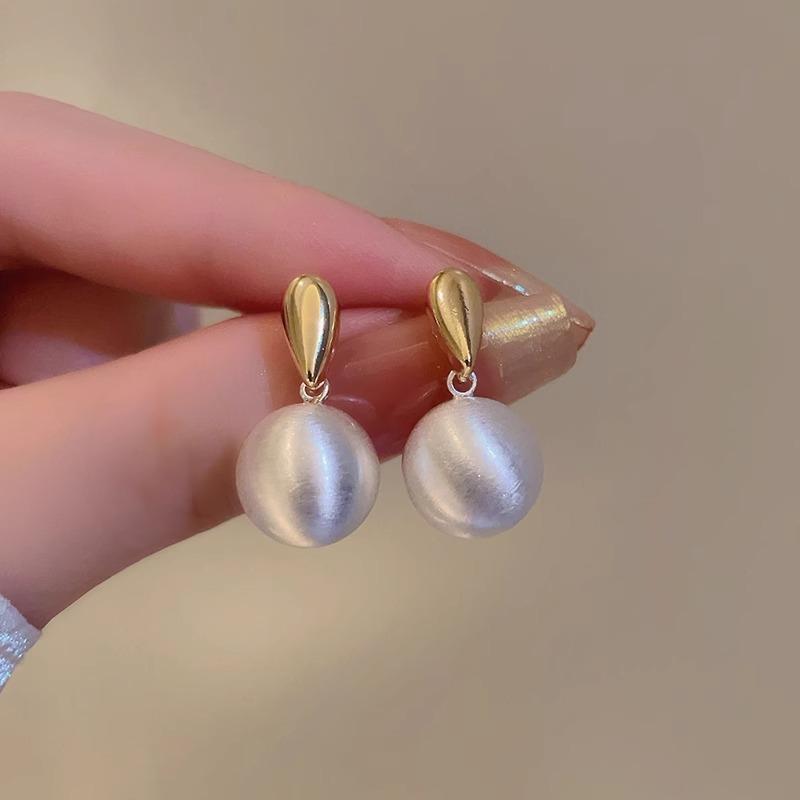 

Нишевые Уникальные Металлические Серьги-Шарики Легкая Роскошь Чувство Зрелости Серьги Винтажные Персонализированные Минималистичные Женские Аксессуары Элегантные Ювелирные Изделия