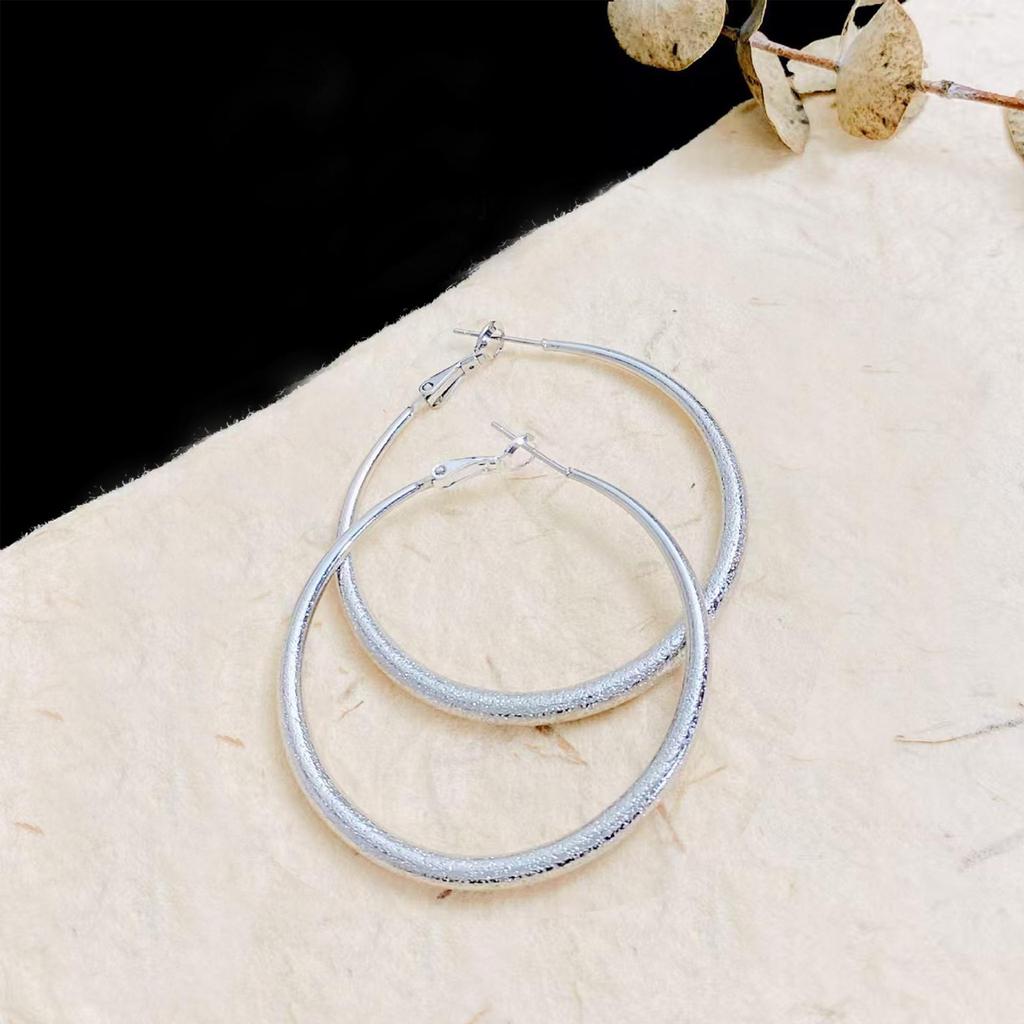 Große runde Creolen aus Sterlingsilber, Leichter Luxus, Süßer Cooler Stil, Nischenschmuckdesign für Herbst und Winter.