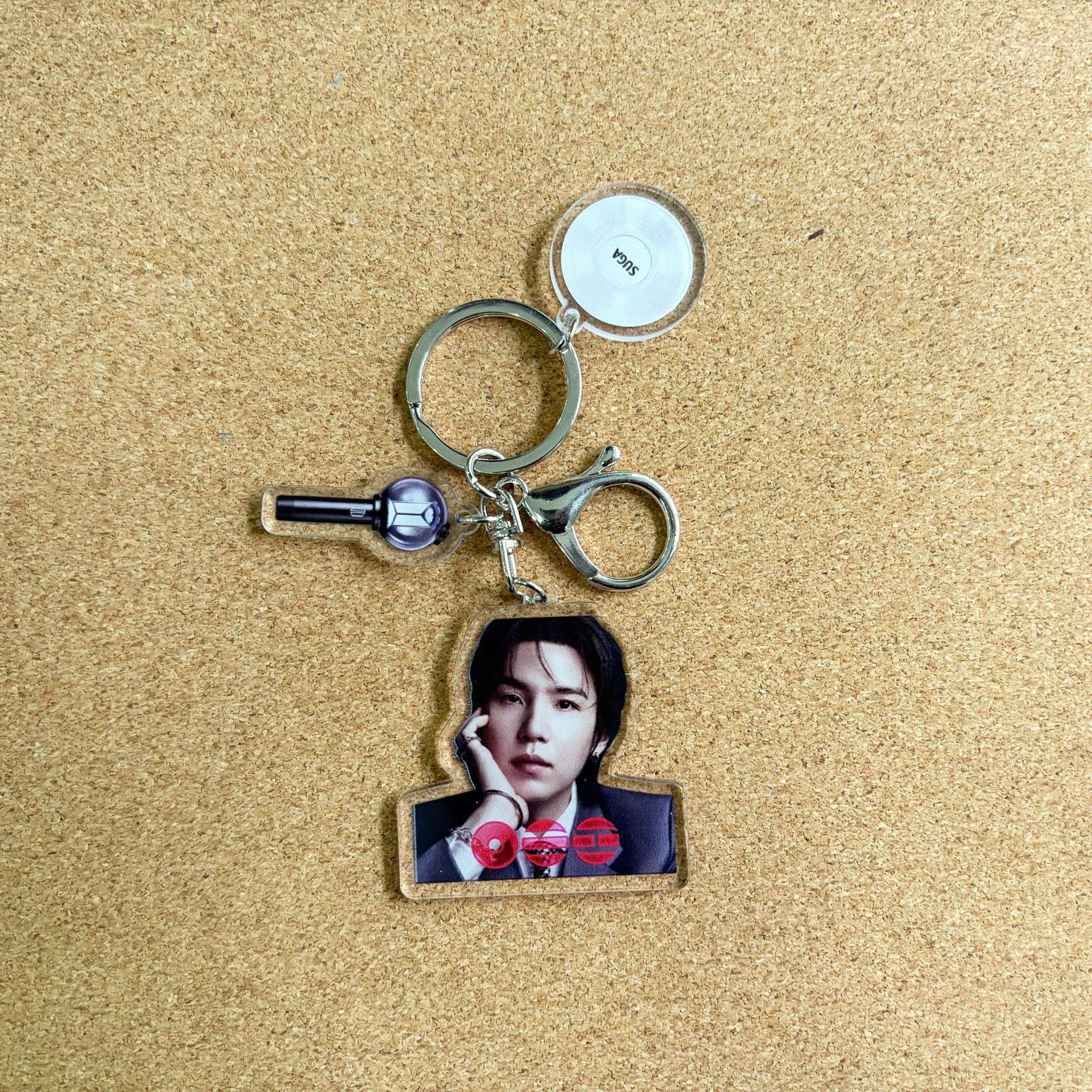 BTS Welttournee Acryl Schlüsselanhänger, Mitglied Brustbild Anhänger mit Schallplatten & Lightstick Anhänger, Kpop ARMY Fans Tasche Zubehör SUGA beige