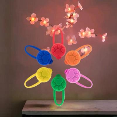 Silicone Animal Chat Chien Nuit LED Lampe de poche Pendentif Lumineux Empêcher les Animaux de Compagnie de se Perdre Sortir Décoration Nocturne Colliers