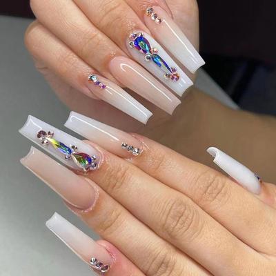 Tragen von Nagelpads, langen Ballet-Strasssteinen, Nude, Milchweiß, verschmierten Nail-Art-Produkten, Falschnagelprodukten, Nagelpads.