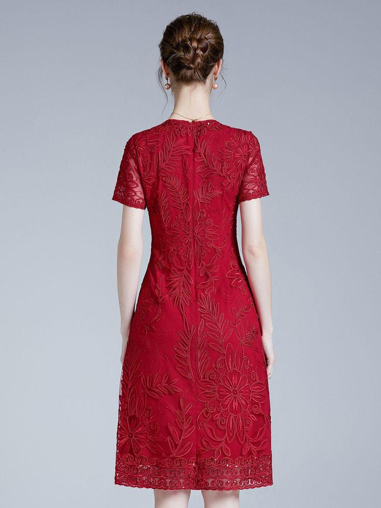 Elegantes rotes Übergrößen-Sommerkleid für Frauen mittleren Alters - Abend- & Hochzeitsstil