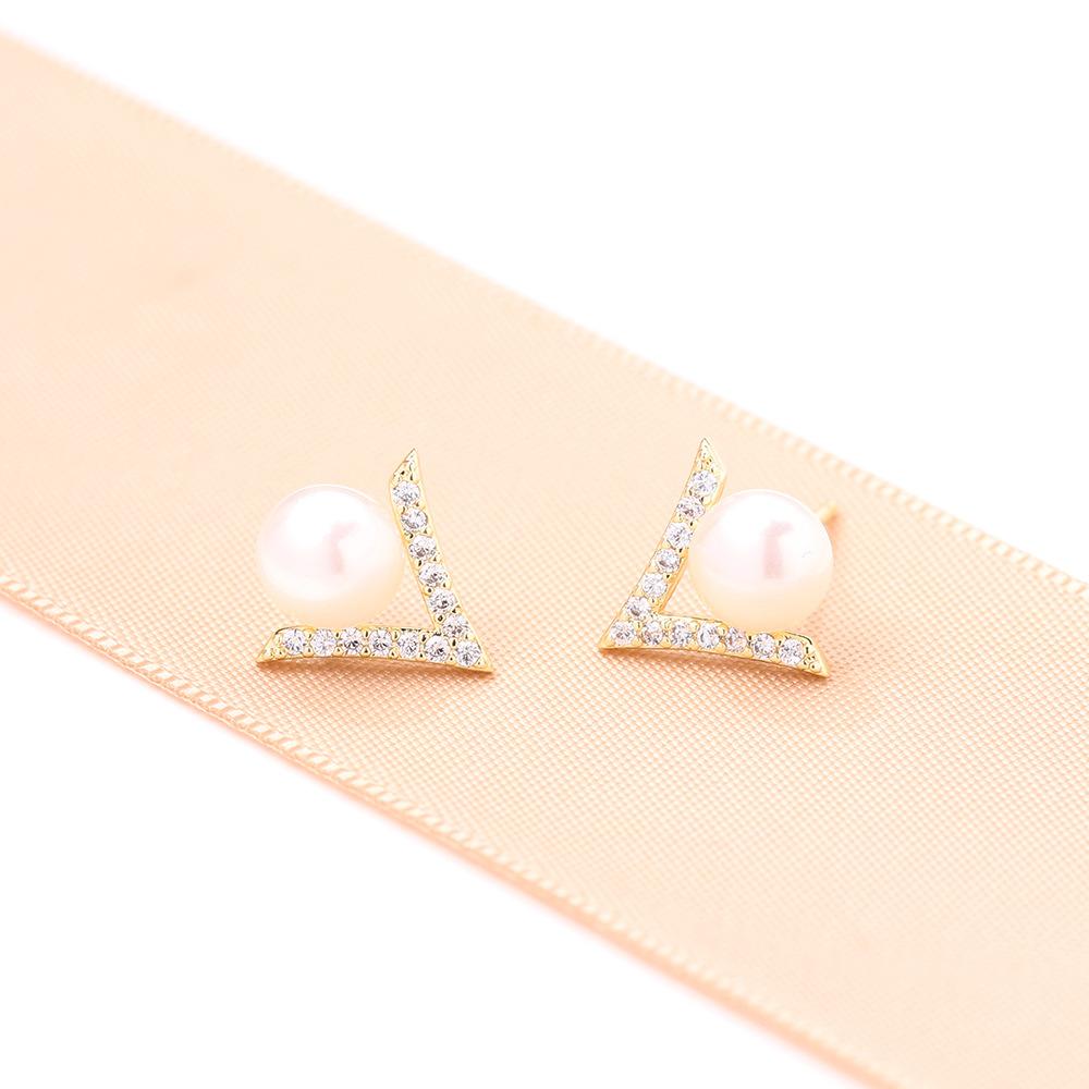 Classic Versatile Stone-inlaid Gold-plated V-shaped Earrings, Natural Freshwater Pearl Studs, 925 Silver Needle Earrings, Female Stars of the Same Sty