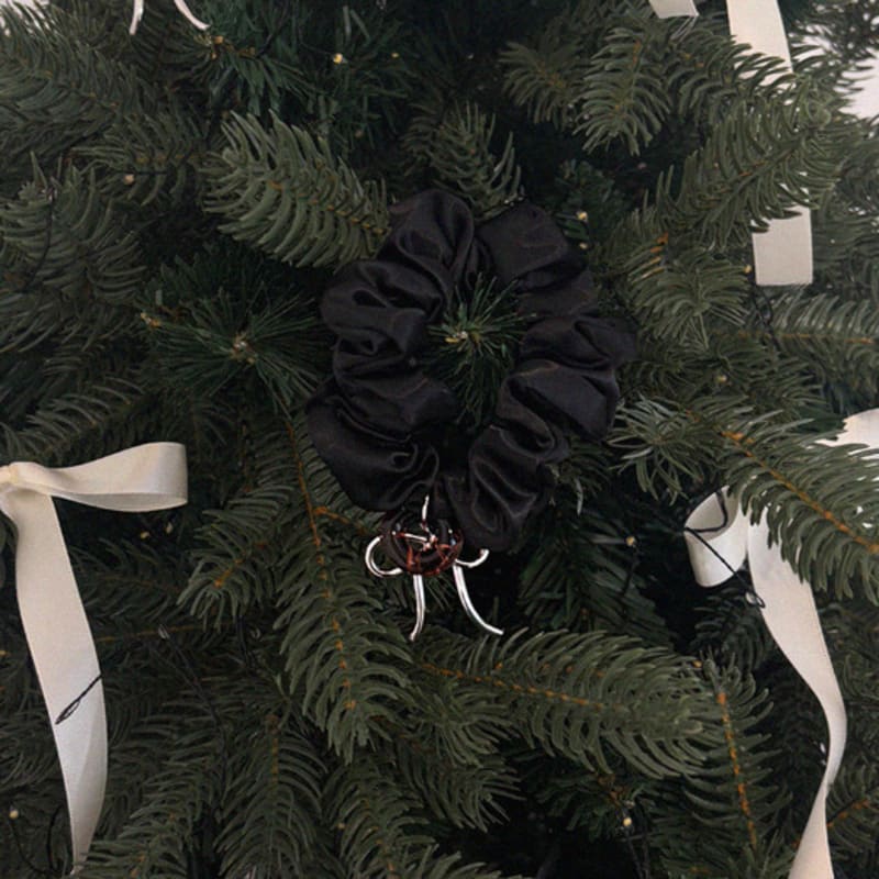 APIOH Charm Ribbon Scrunchy