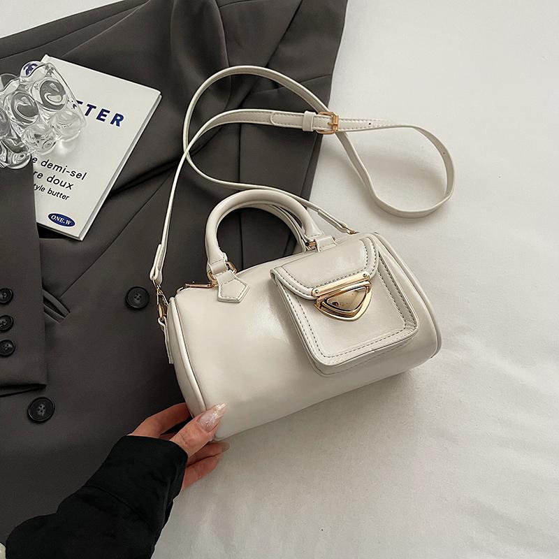 Women French Retro Red Handbag Y2K Style Motorcycle Soft Leather Round Bucket Bag Autumn Winter New Commuter Crossbody Bag