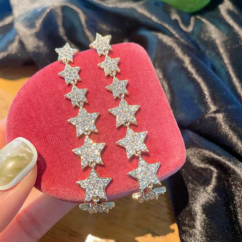 

Серьги-гвоздики, серьги в виде трехмерной пятиконечной звезды с легкой инкрустацией из циркония, длинные серьги-звезды в стиле светской львицы, серьги. золотой