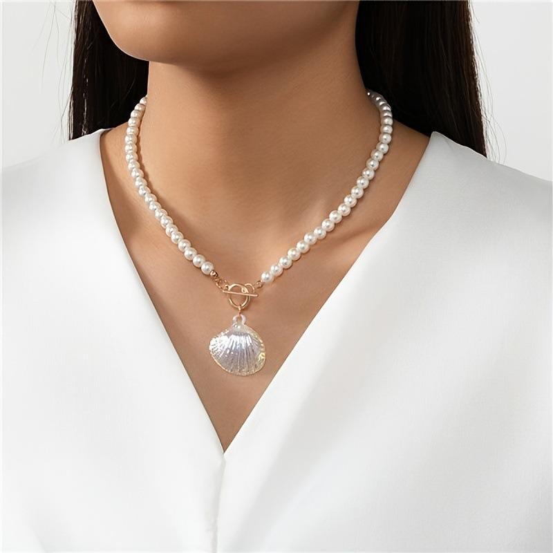 An acrylic laser pendant, shell imitation pearl necklace, elegant, fashionable and simple