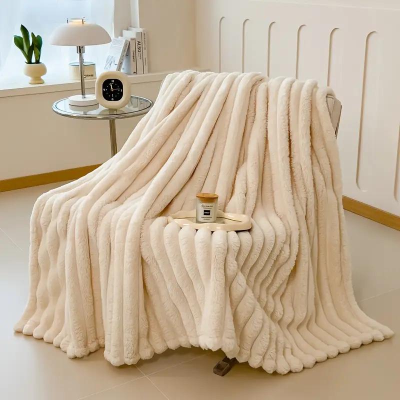 Koc z bardzo miękkiego pluszowego polaru 200*230cm - Przytulny beżowy flanelowy pled z prążkowaną teksturą, Można prać w pralce, Komfort na każdą porę roku do łóżka