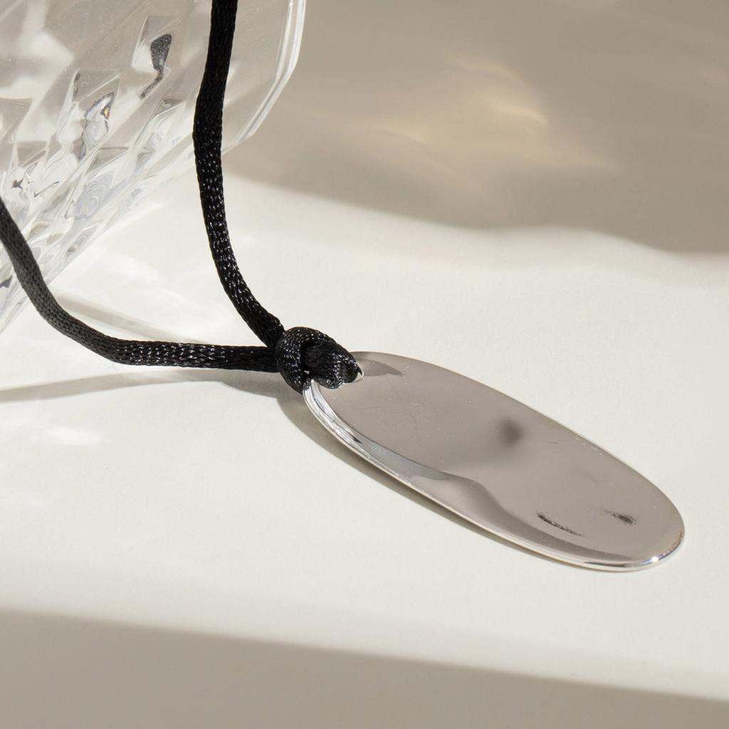 Snygg Geometrisk Hängsmycke Nyckelbenskedja Halsband med Justerbar Längd och Svart Snöre Unisex Halskedja för Vardagsbruk