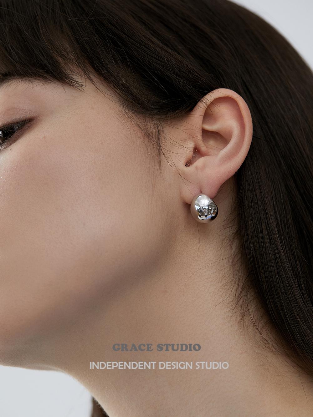 

Cold Style Small Silver Egg Oval Metal Ins Earrings Main Picture (in Stock)