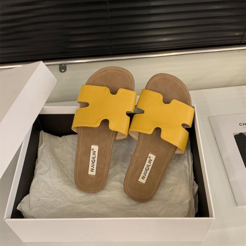 Flat-bottomed French small cool slippers women's shoes fashion outer wear 2025 new summer skirt seaside beach sandals