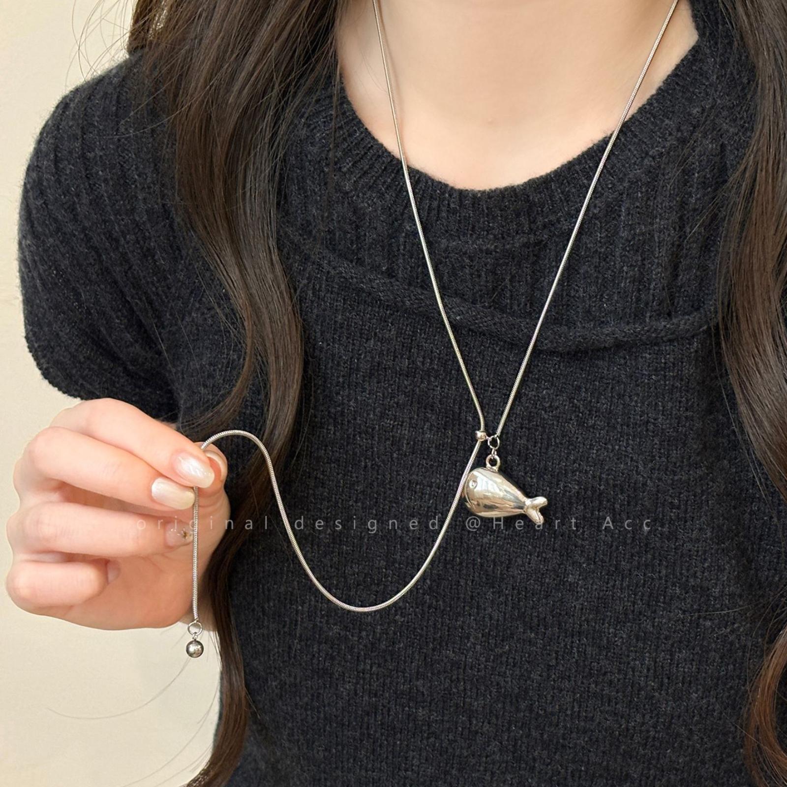 

Minimalist Fish Pendant Necklace Adjustable Length Lobster Clasp Chain Simple Design Contemporary Jewelry for Women and Teens XL-0160 One Size білий