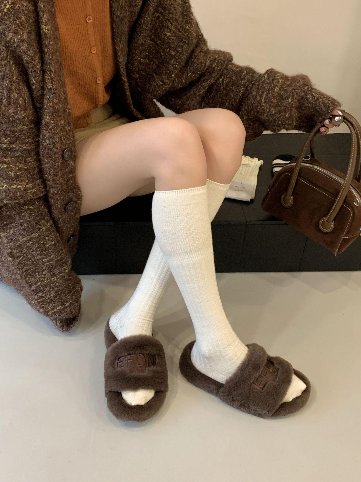 

Женские пушистые тапочки с вышивкой букв, новинка 2025 года, для улицы, с мягкой хлопковой подошвой, домашние ленивые тапочки-швабры для пола, тапочки-швабры на один слог 39 кофейный