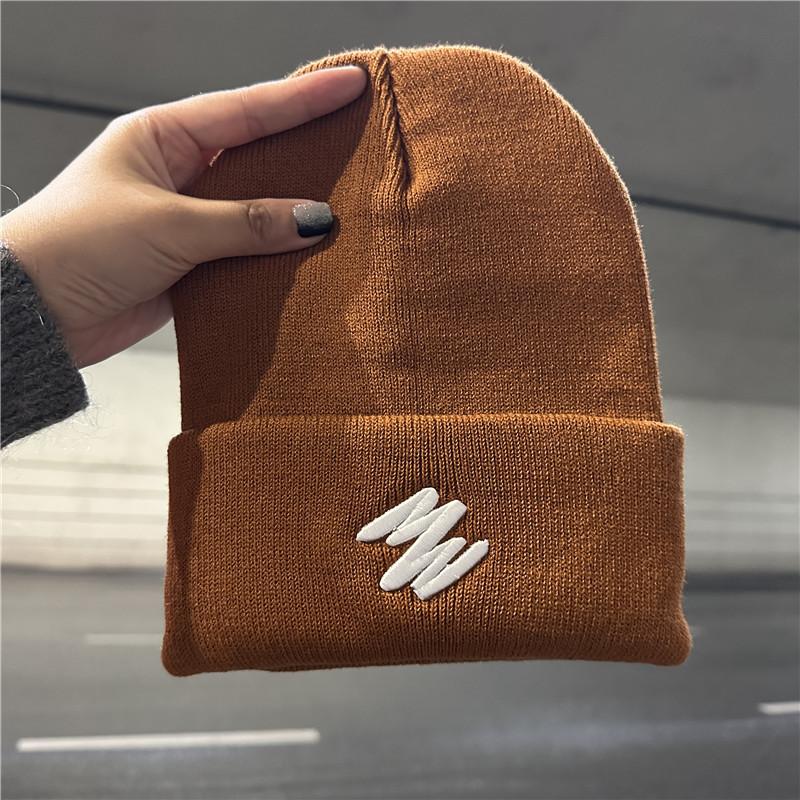 

Теплая шерстяная шапка женская осенне-зимняя вышивка модная универсальная вязаная шапка, защита ушей и защита от холода шапка-пуловер One Size коричневый