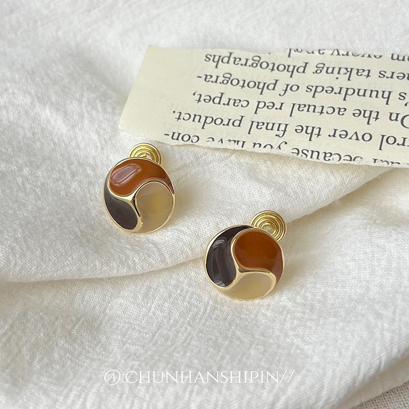 

Retro color matching mosquito coil disc ear clips, fashionable light luxury, high-end sense, niche unique earrings without ear piercings