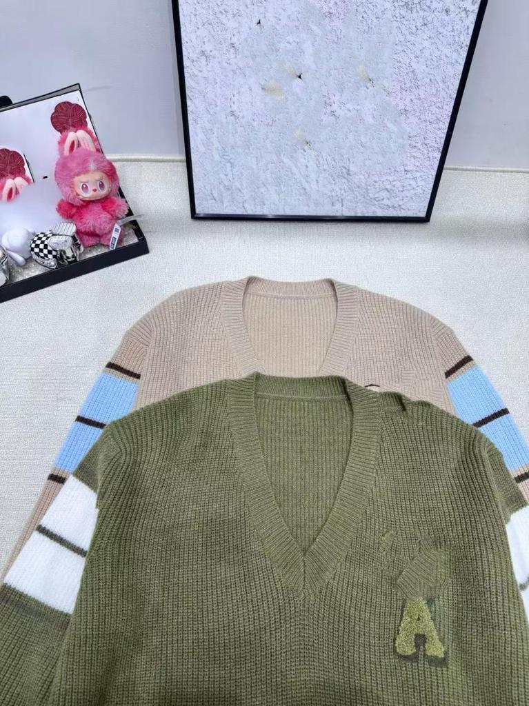 IM Love Heart Unisex Color Block V-Neck Knit Sweater, Autumn/Winter 2025 College Style