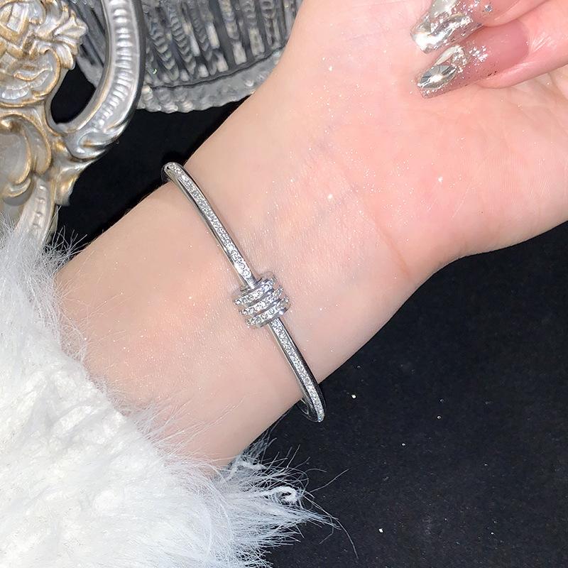 2026 Kalter Wind Nischen-Design Nicht verblassendes Armband Mode Leichter Luxus Temperament Vielseitig INS