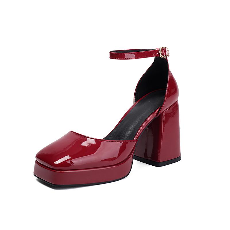 

Туфли-босоножки на высоком каблуке из лакированной кожи с квадратным носком, вырезом сбоку на лодыжке и металлической пряжкой в форме сердца 39 красный
