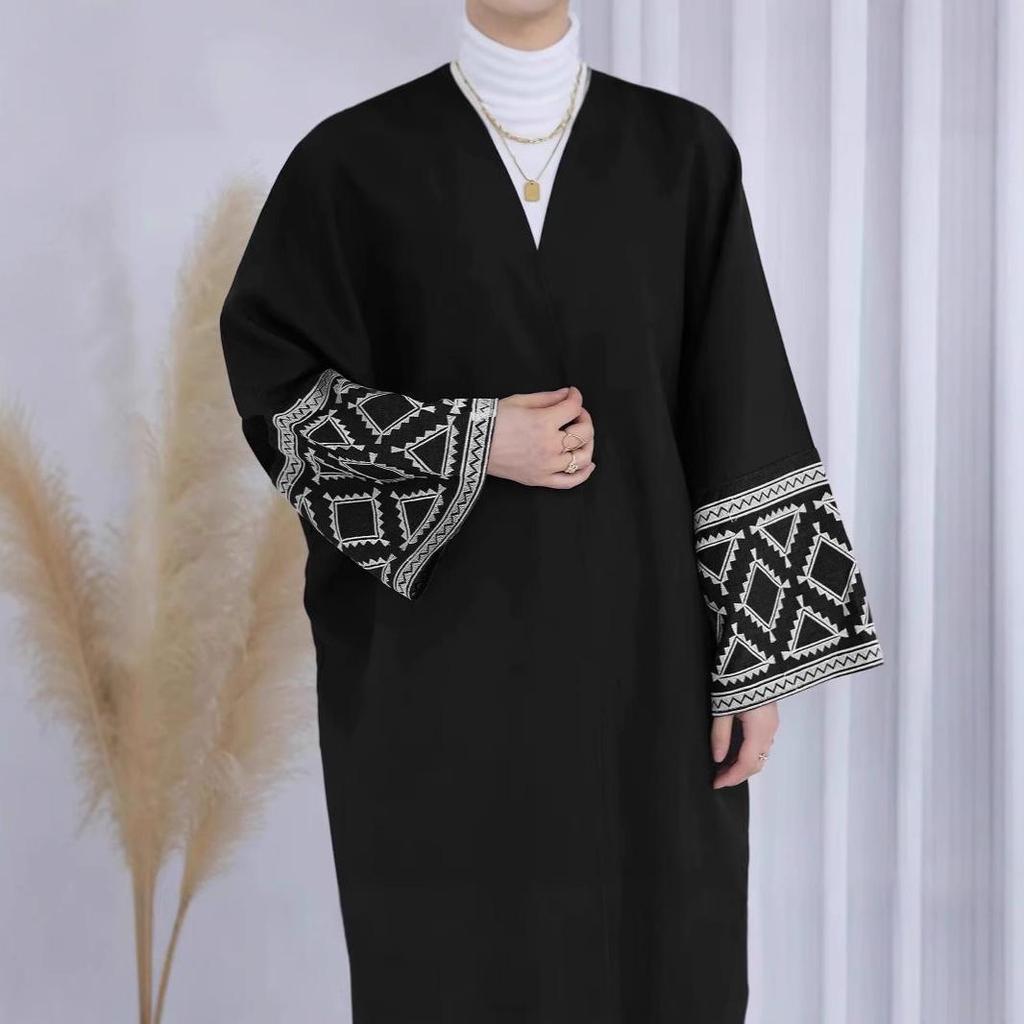 Luxusní černé vyšívané abájové šaty s výstřihem do V