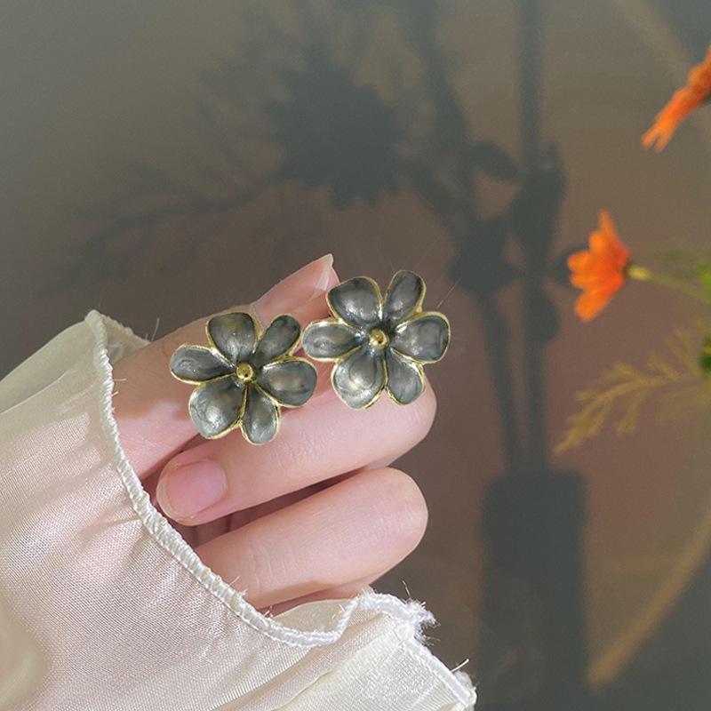 2023 S925 Sterling Silver Retro Flower Stud Earrings with 3D Stamen