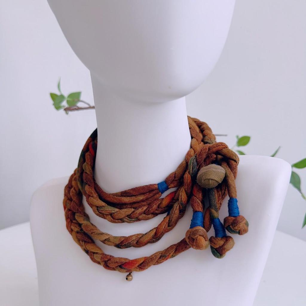 Dreieckstuch aus Seide im Retro-Stil – schmales Hals-Accessoire für Damen im Sommer