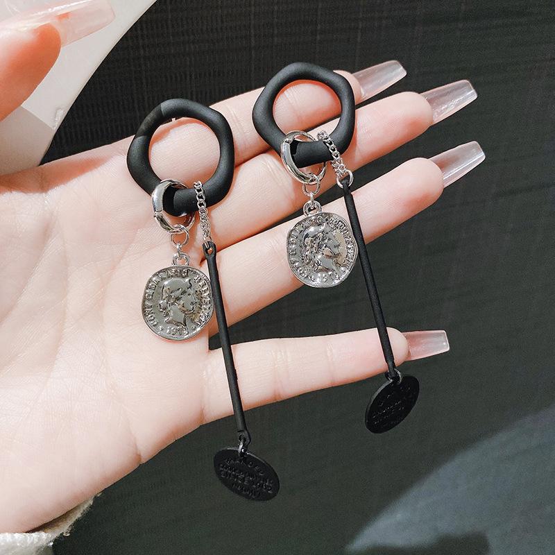 Black earrings temperament earrings new trendy geometric round niche stud earrings unique ear jewelry
