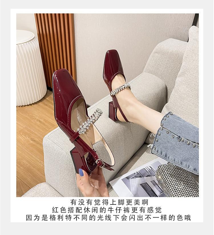 

Мода 2025 Лето Блестящие Серебристые Туфли Женские Низкий Каблук Закрытый Носок Сандалии Кристальная Лента Мэри Джин Слингбэк Женские Блестящие Лоферы 5 красный