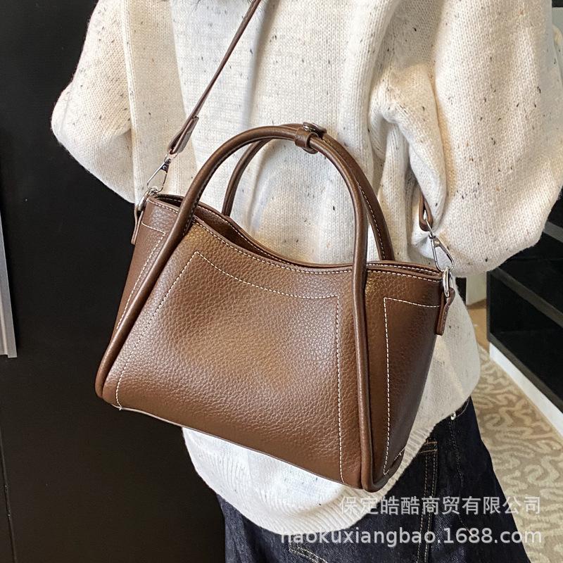 Retro simple hand-carried bucket bag women's 2025 autumn and winter new niche high-end shoulder bag casual versatile women's bag