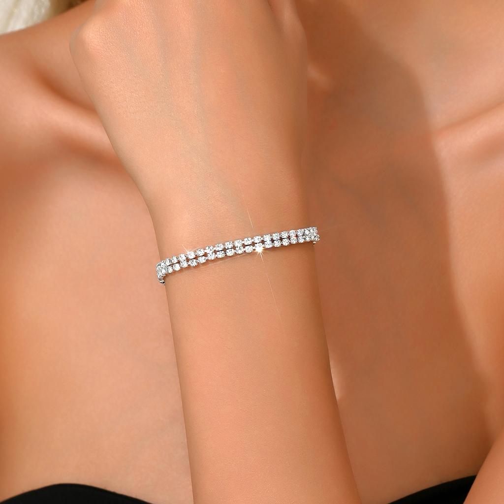 Ladies' fashionable geometric bracelet with rhinestone design, suitable for daily wear, gatherings, and holiday gifts