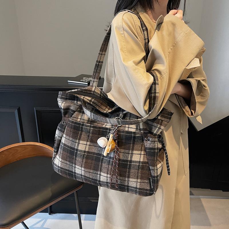 Plaid tote bag women's large-capacity new autumn and winter versatile pleated shoulder bag class commuter bag