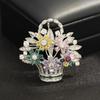 Broche de cesta de flores coloridas com incrustação de pedra francesa de alta qualidade, cluster de flores, acessórios de pino de flor de luxo leve de alta qualidade, modelos femininos